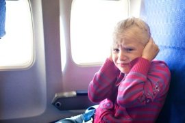 síró kislány a repülőn