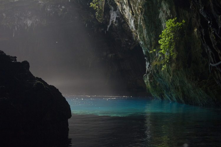 Melissani barlangba beszűrődő fények csodás látványt nyújtanak